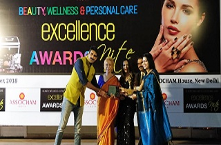 From Left – Mr. Rahul Singh, an actor known for his works in Bollywood, Dr. Blossom Kochhar, a pioneer of aromatherapy in India, Mrs. Komal Kiran Udhwani, Femina Miss India, Mr. Suresh Garg, Managing Director, Kairali Ayurveda and Ms. Nandini Singh Rajput, Sami Labs Ltd.